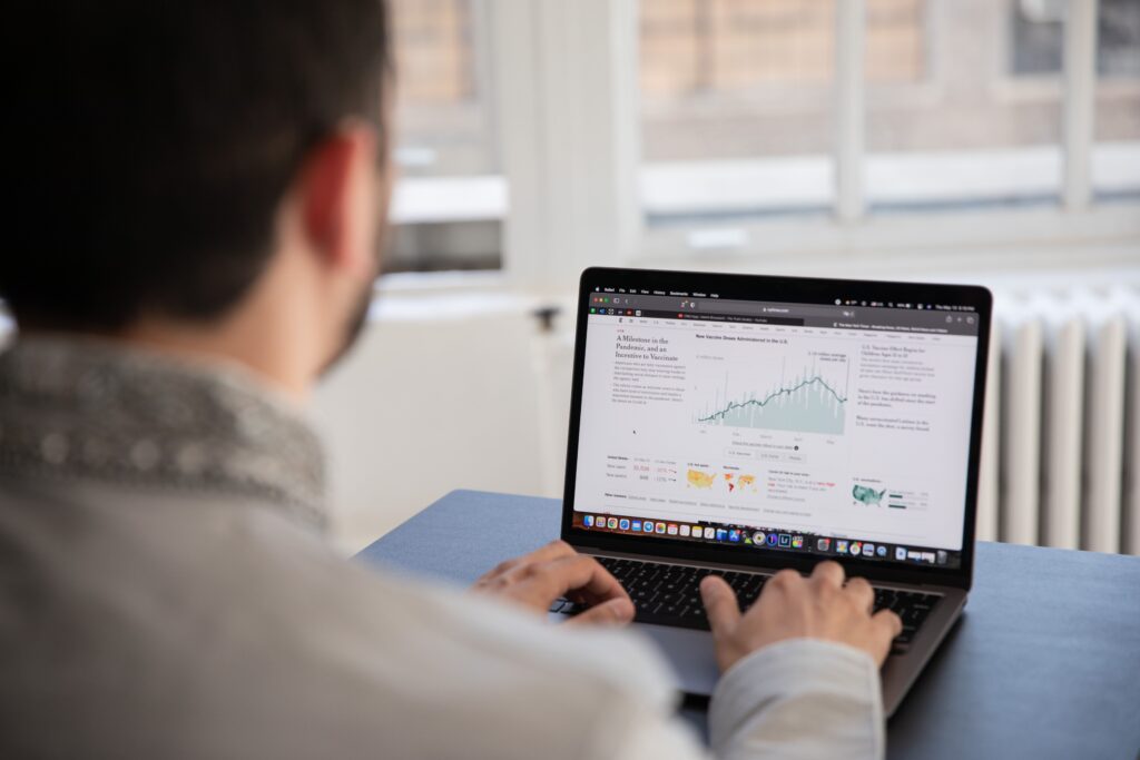Investor using AI investment platform to analyse portfolio data and make smarter money decisions